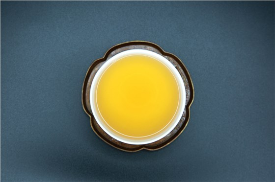 吉月古樹(shù)生茶-果蜜香氣高揚(yáng)，生津清冽，適口性強(qiáng)，