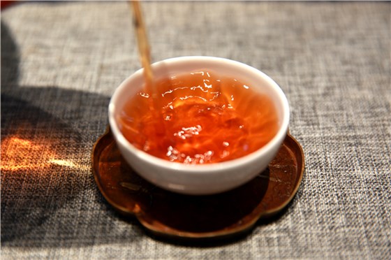 吉月古樹(shù)熟茶，茶葉餅面圓融飽滿(mǎn)，條索緊實(shí)；